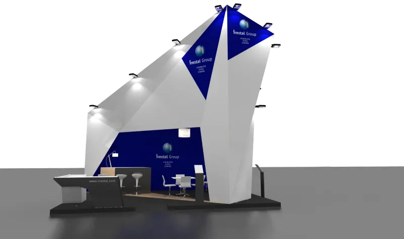 Stand industrial con gran volumen facetado en blanco y azul, zona de reuniones y mostrador de recepción