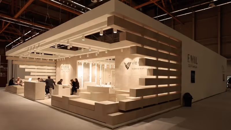 Stand ferial de carpintería premium lacada para Emil