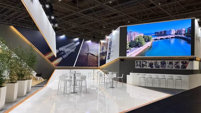 Zona audiovisual integrada en stand de madera a medida para la empresa BOST