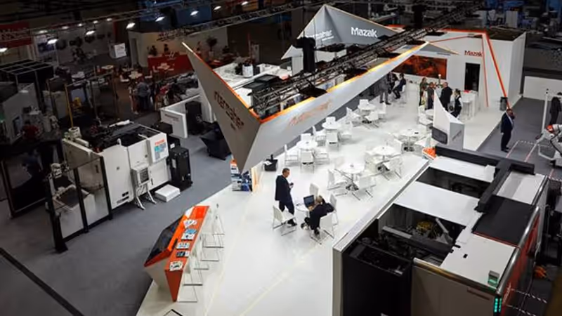 Vista superior del stand modular con estructura metálica y zona expositora para Intermaher