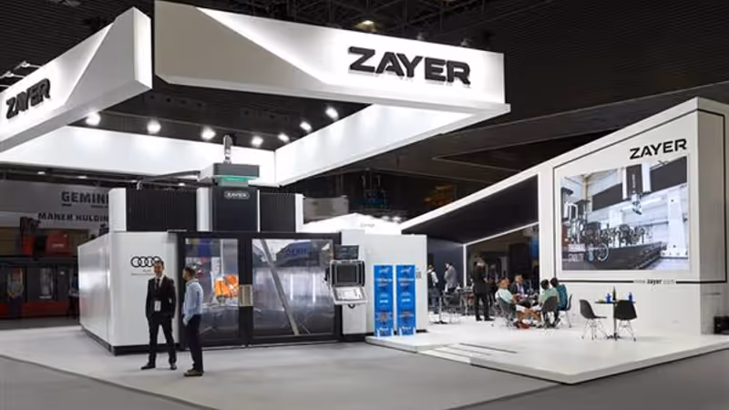 Pantalla LED gigante integrada en la estructura del stand de Zayer