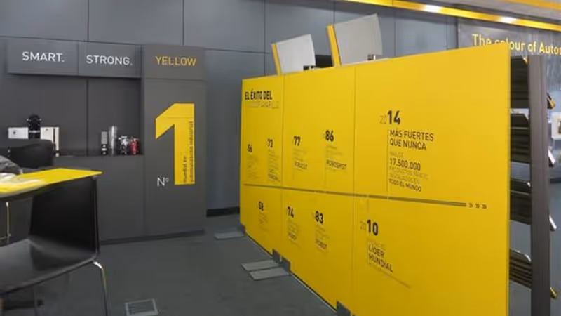 Showroom corporativo de robótica industrial diseñado a medida para Fanuc
