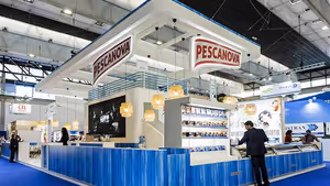 Stand ferial de alimentación con diseño corporativo y áreas de degustación para Pescanova