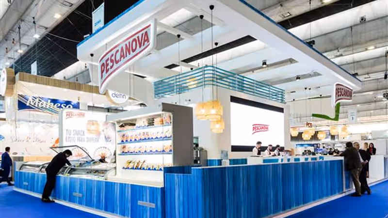 Zona de exposición y mostrador de atención al público en el stand de Pescanova